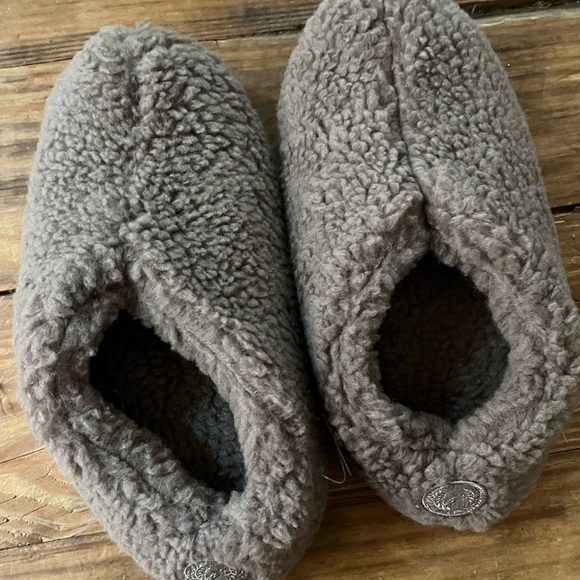 NWT Victoria Secret slippers - Picture 4 of 6
